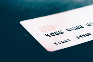 Przelew z karty kredytowej na konto bankowe: jak to zrobić i jakie są koszty