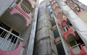 Mieszkanie w starym budownictwie – zalety, wady i na co zwrócić uwagę przy zakupie